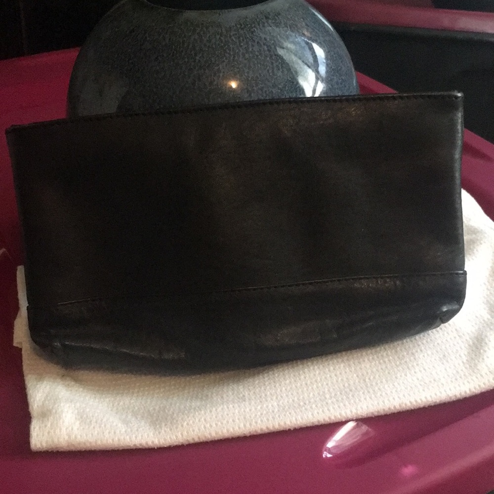 ILI New York black leather case